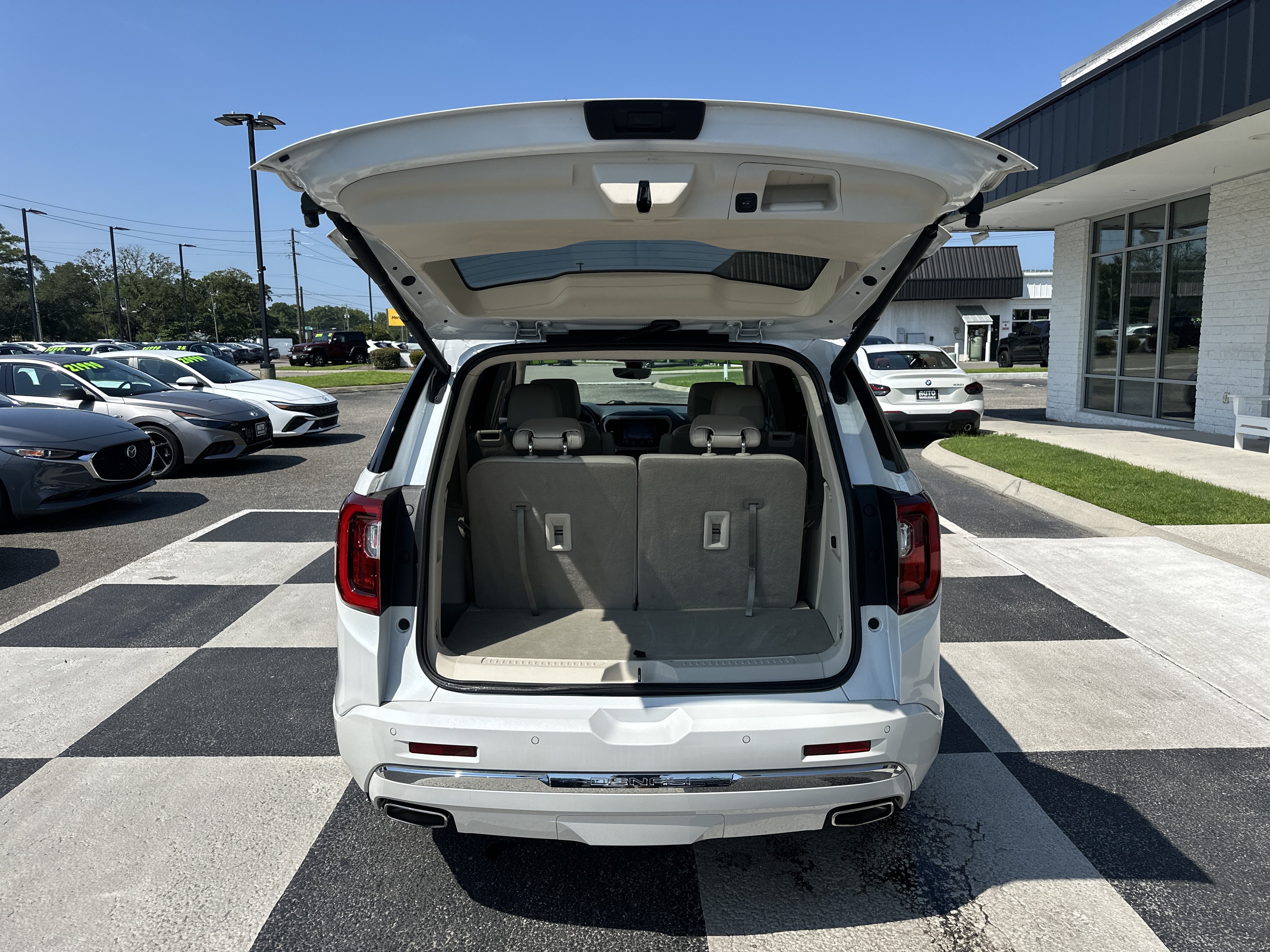 Used 2021 GMC Acadia Denali w/ Denali Technology Package FWD image 9