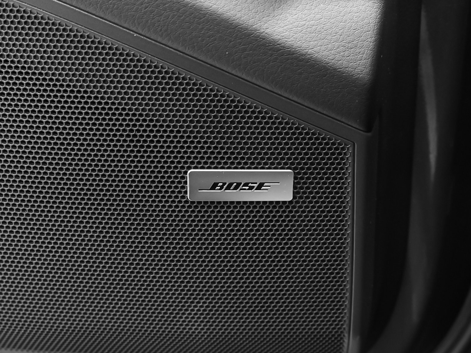 Used 2025 Porsche Cayenne image 38