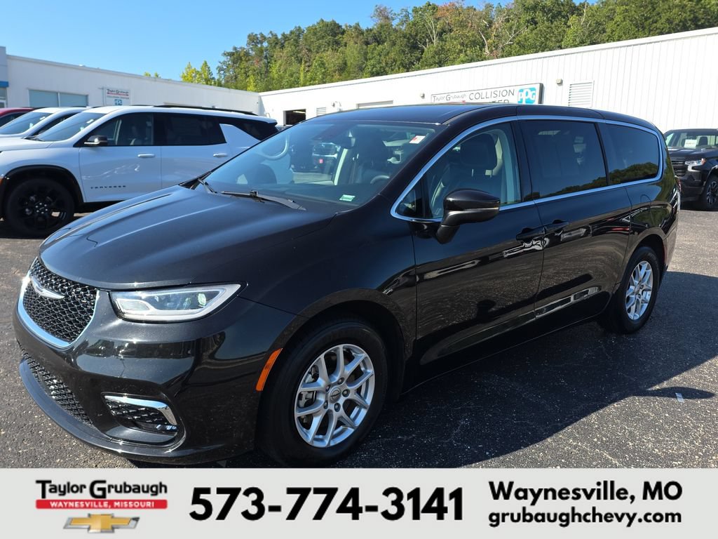 Used 2023 Chrysler Pacifica Touring-L FWD image 4