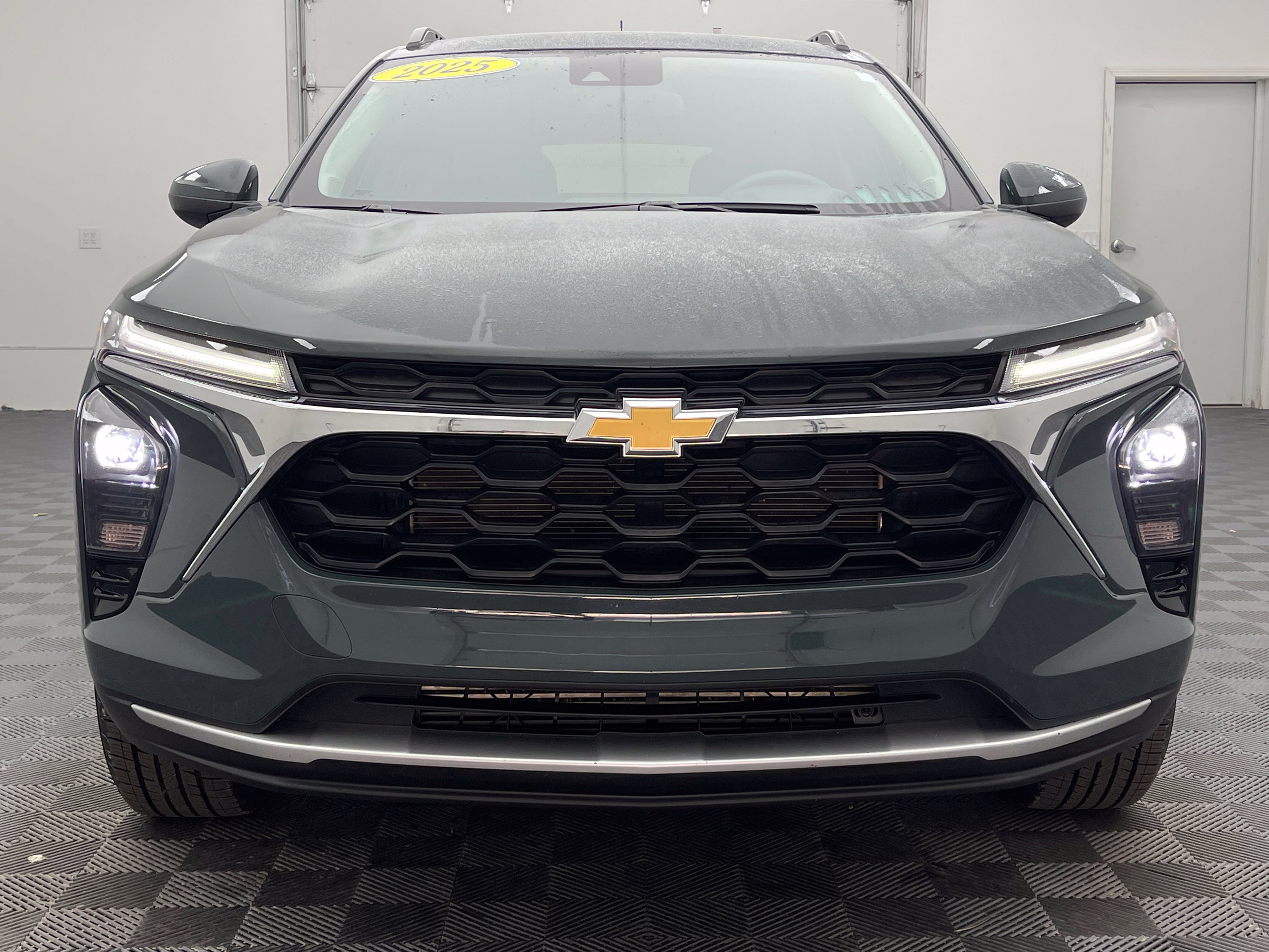 Used 2025 Chevrolet Trax LT FWD image 11