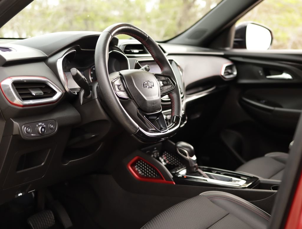 Used 2021 Chevrolet TrailBlazer RS w/ Technology Package FWD image 9