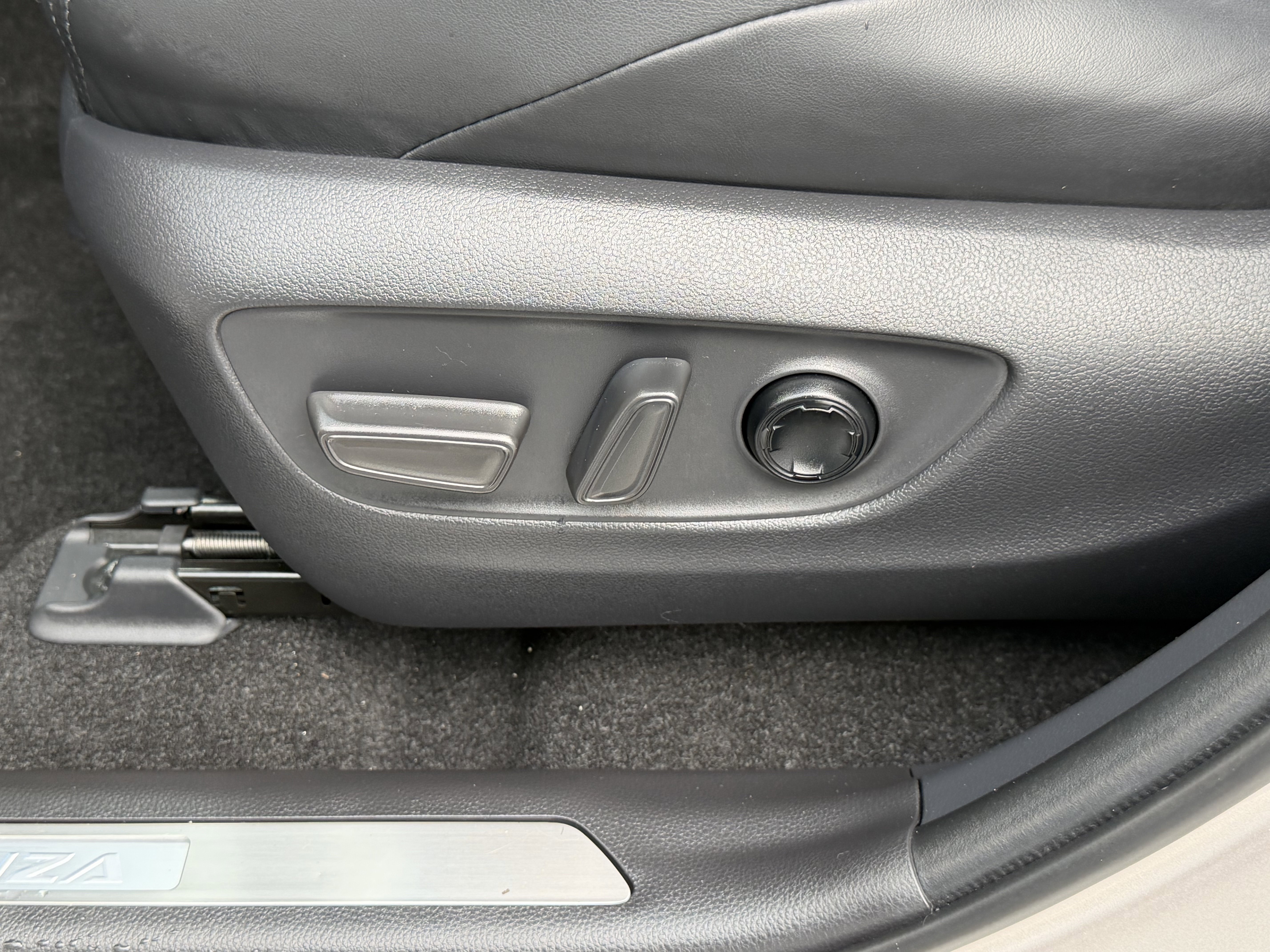 Certified 2024 Toyota Venza Limited image 25