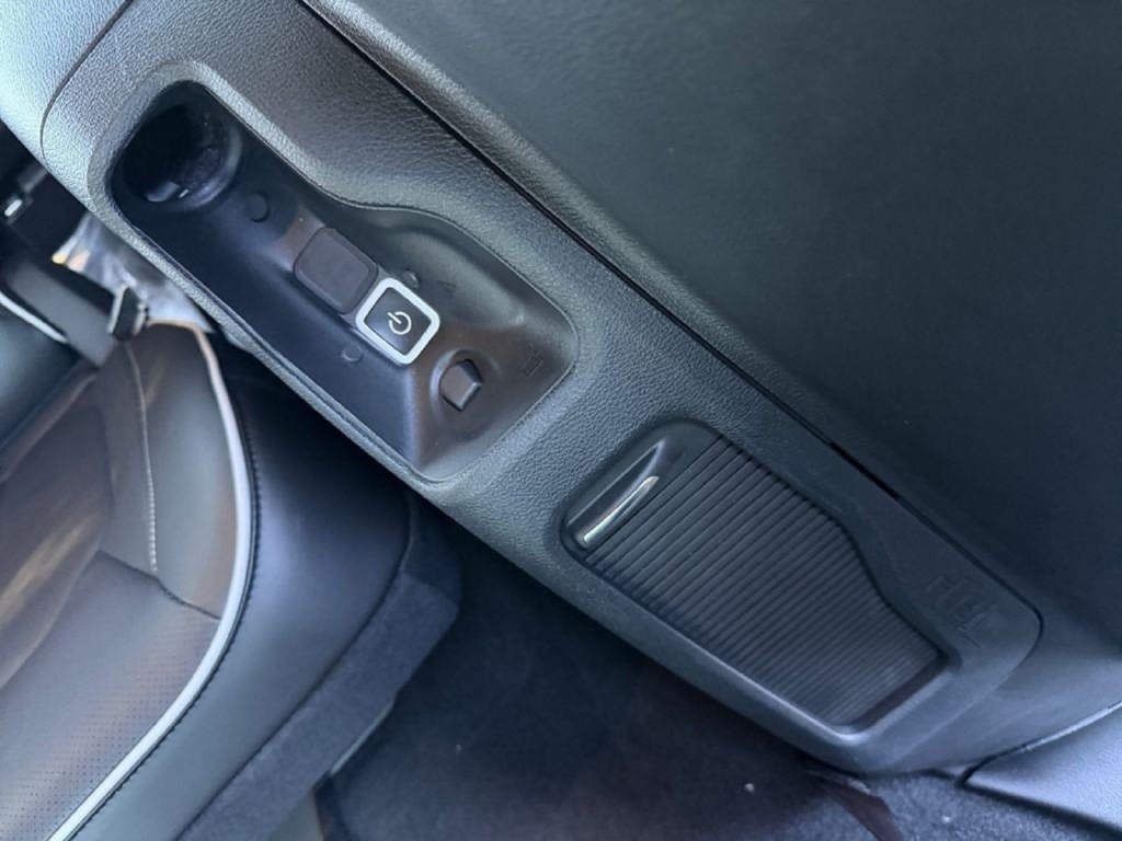 New 2026 Chrysler Pacifica Limited w/ Uconnect Theater Family Group FWD image 27
