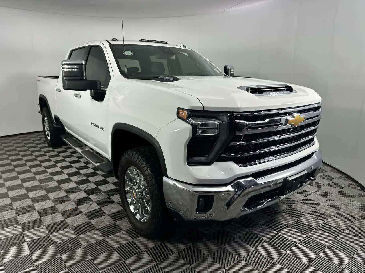 Used 2024 Chevrolet Silverado 2500 LTZ w/ LTZ Convenience Package AWD/4WD image 2