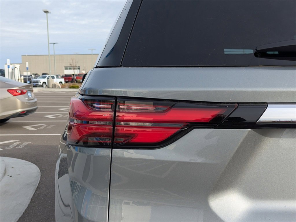 Used 2023 Chevrolet Traverse LT w/ Rear Camera Mirror Package image 49