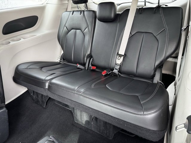 Used 2024 Chrysler Pacifica Touring-L image 9