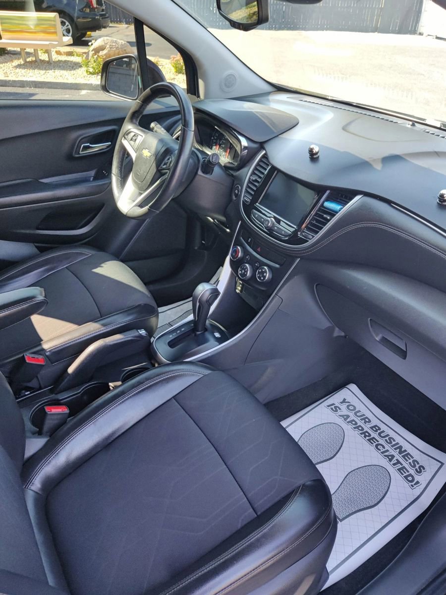 Used 2022 Chevrolet Trax LT w/ Midnight Edition image 17