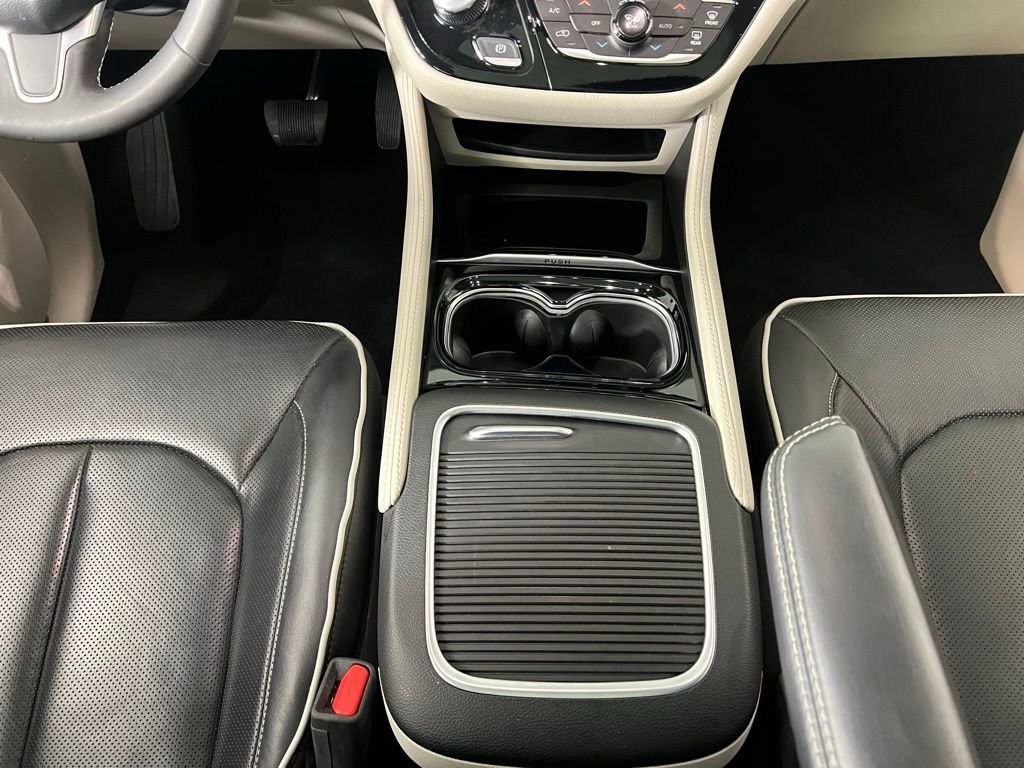 Certified 2024 Chrysler Pacifica Limited image 14