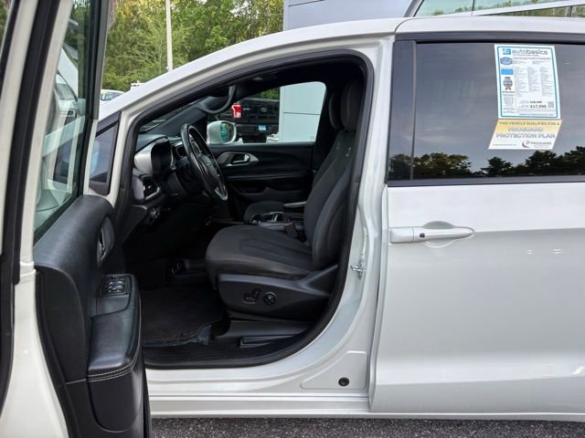 Used 2019 Chrysler Pacifica Touring Plus FWD image 11