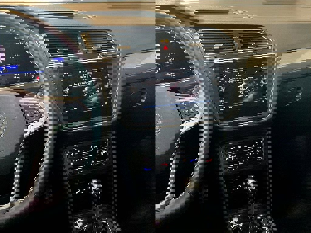 Used 2024 Volkswagen Tiguan SE image 18