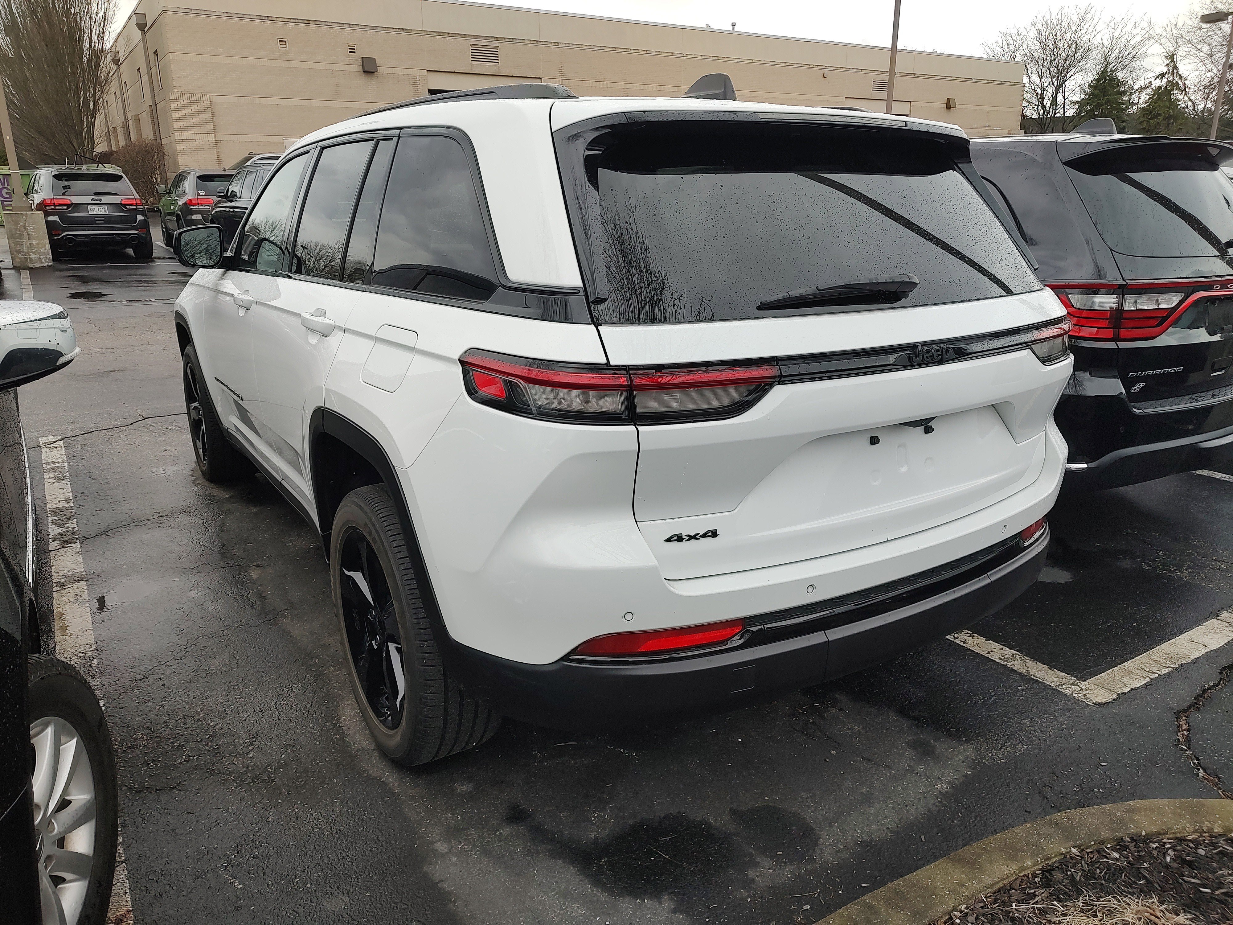 Used 2023 Jeep Grand Cherokee Altitude image 4