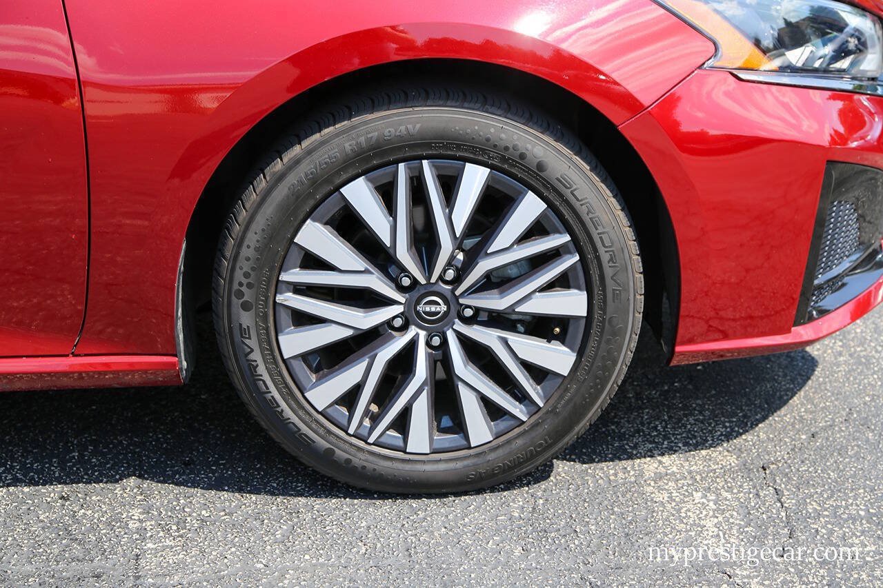 Used 2025 Nissan Altima 2.5 SV FWD image 11