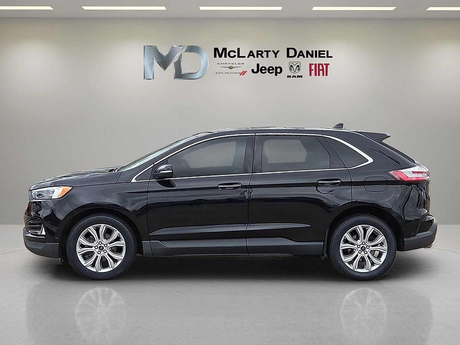 Used 2020 Ford Edge Titanium w/ Equipment Group 301A FWD image 3