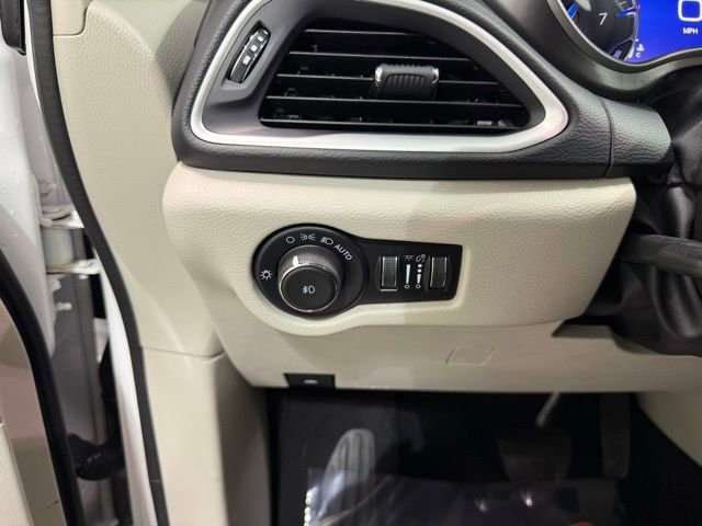Used 2023 Chrysler Pacifica Touring-L image 18
