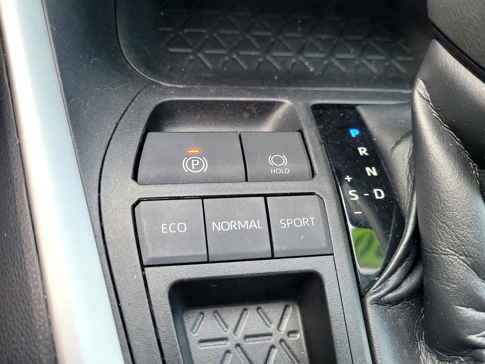 Used 2020 Toyota RAV4 LE image 21