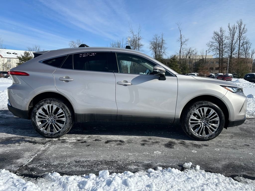 Used 2024 Toyota Venza XLE image 8