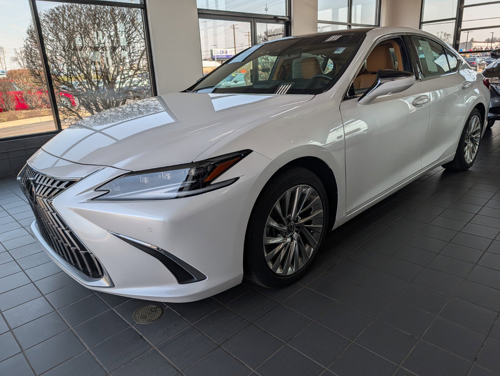 Used 2023 Lexus ES 350 Ultra Luxury w/ Accessory Package (Z2) image 6