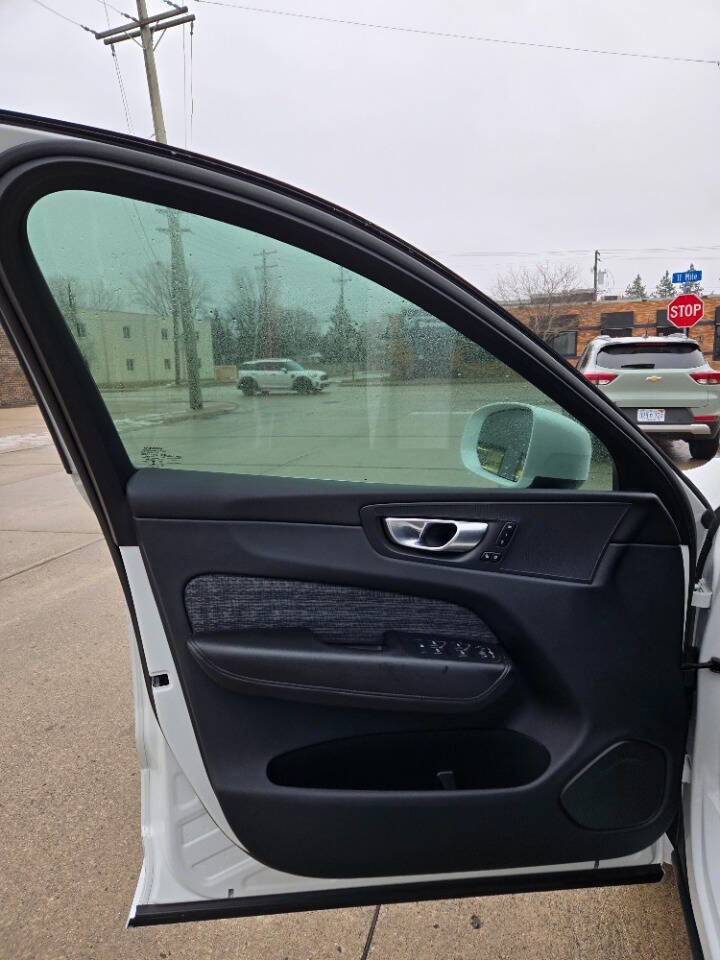 Used 2023 Volvo XC60 B5 Core image 24
