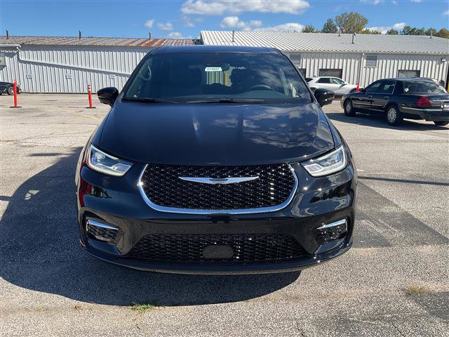 New 2026 Chrysler Pacifica Select image 3