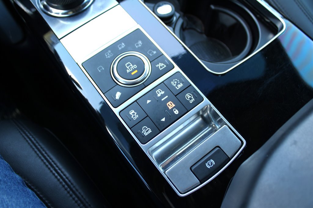 Used 2017 Land Rover Range Rover HSE image 32