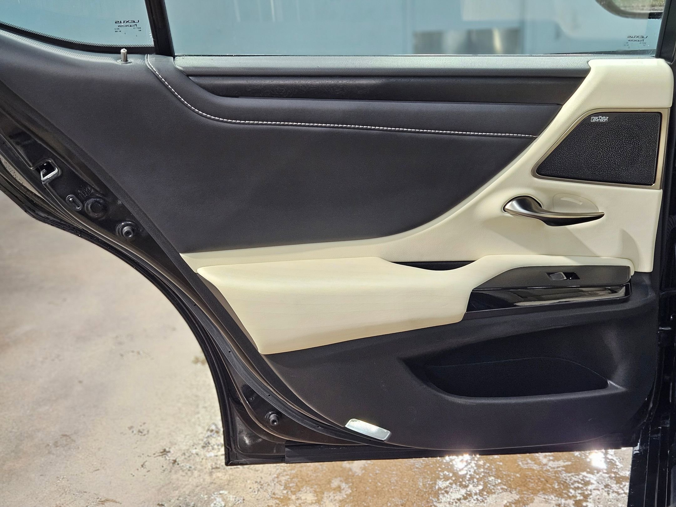 Used 2022 Lexus ES 300h w/ Premium Package image 32