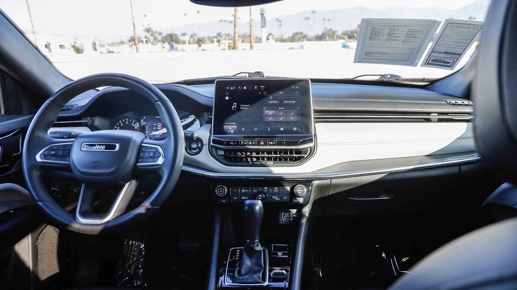 Used 2024 Jeep Compass Limited image 13