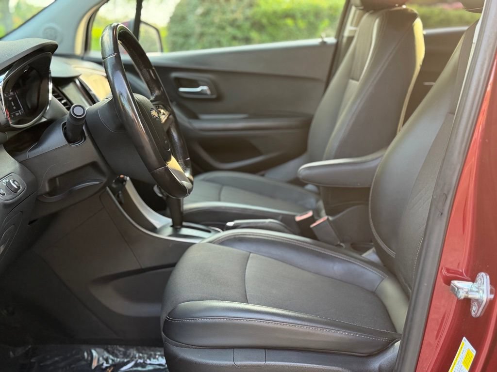 Used 2022 Chevrolet Trax LT w/ LT Convenience Package FWD image 10