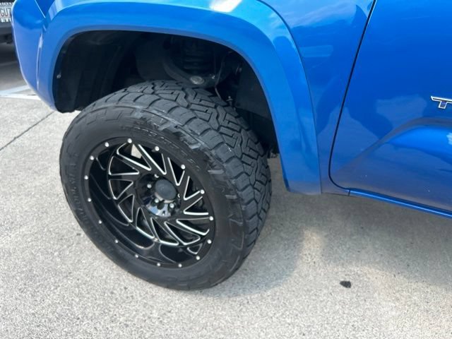 Used 2018 Toyota Tacoma TRD Sport AWD/4WD image 21