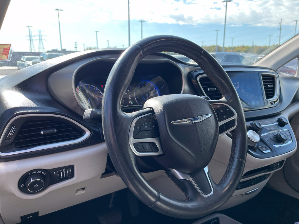Used 2020 Chrysler Pacifica Touring-L Plus FWD image 17