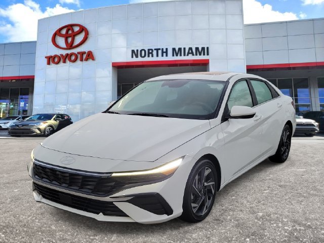 Used 2025 Hyundai Elantra SEL FWD image 2