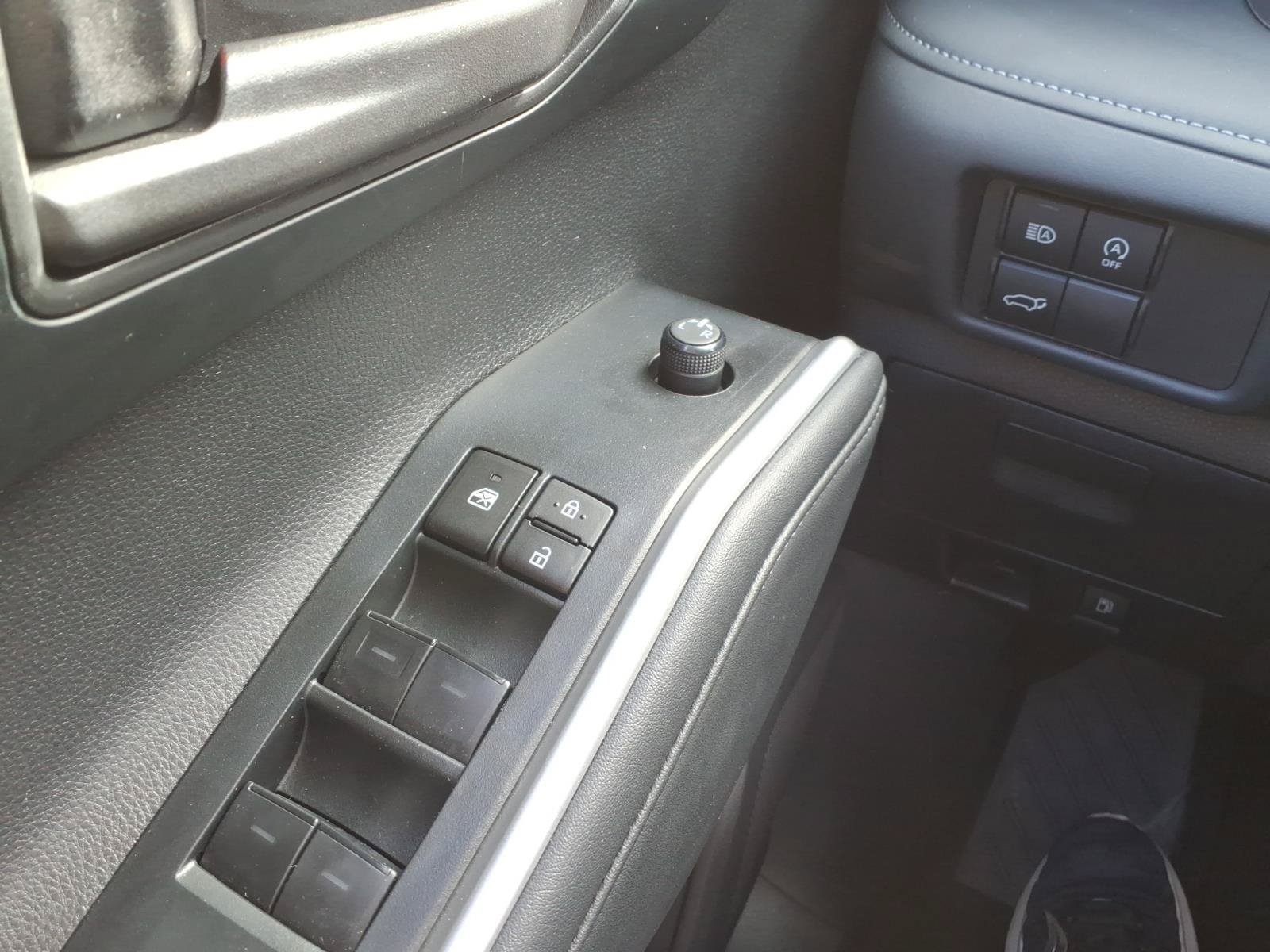 Used 2024 Toyota Highlander LE AWD/4WD image 29