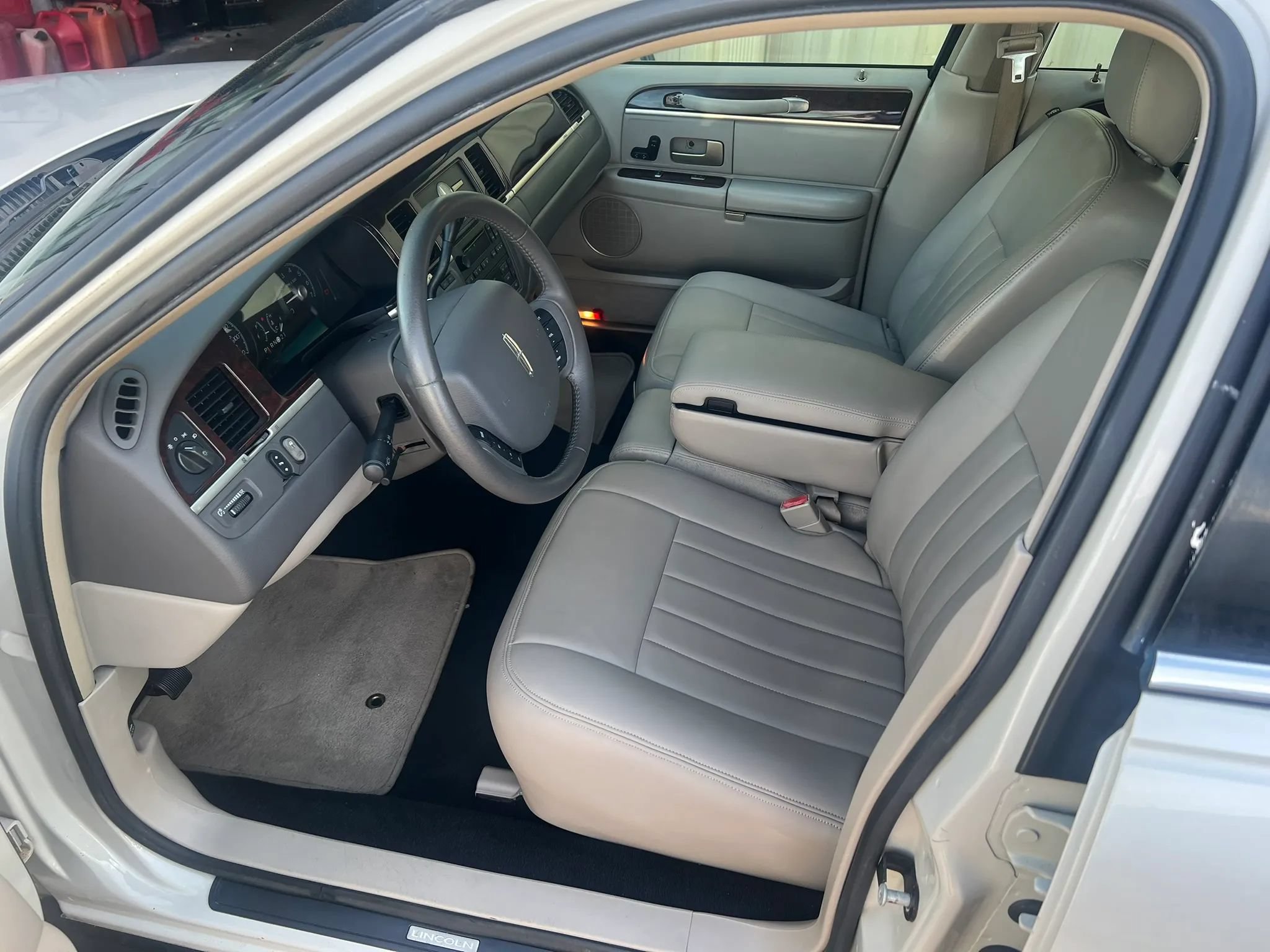 Used 2007 Lincoln Town Car Signature RWD image 6
