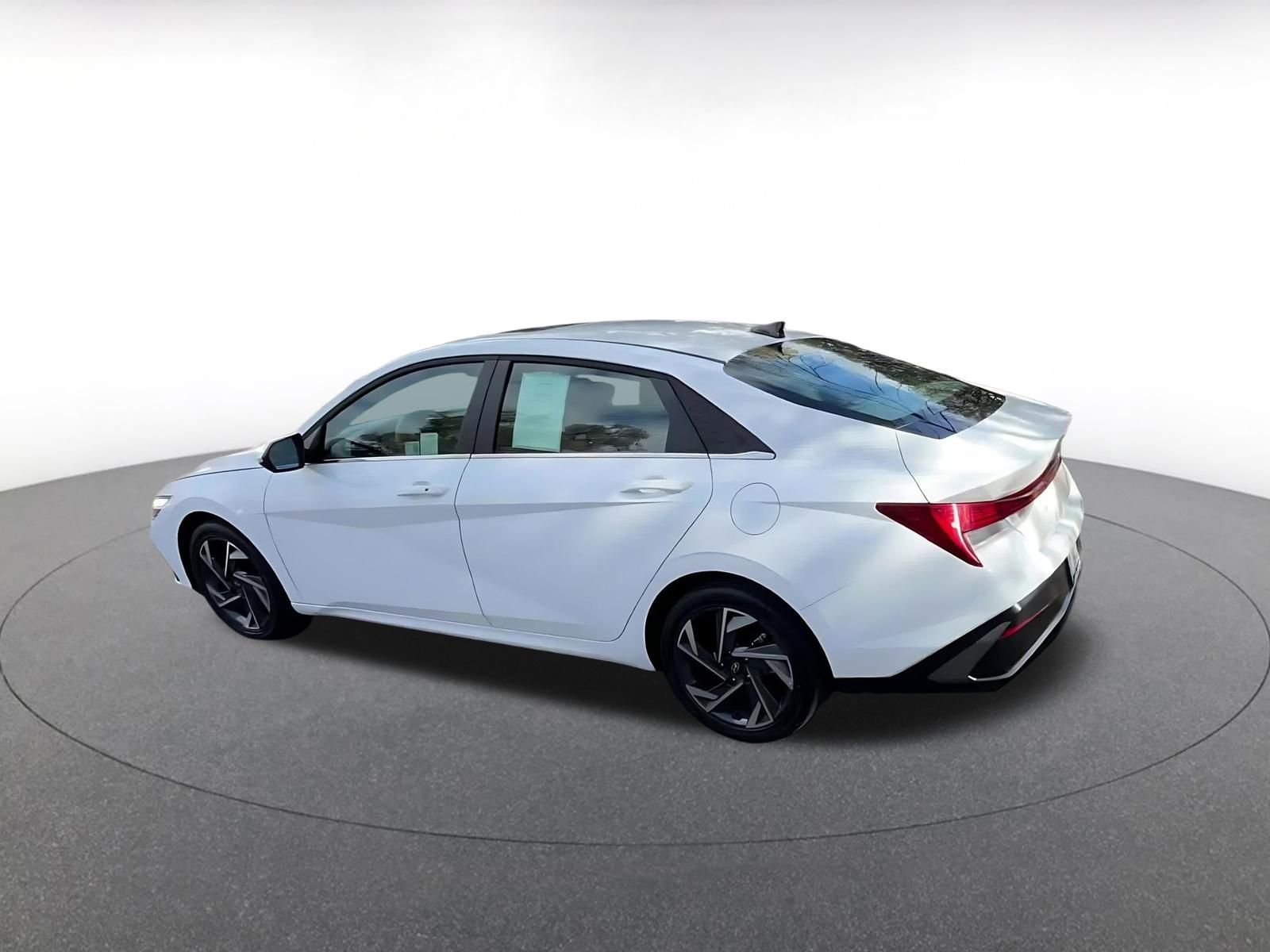 Used 2025 Hyundai Elantra SEL image 10