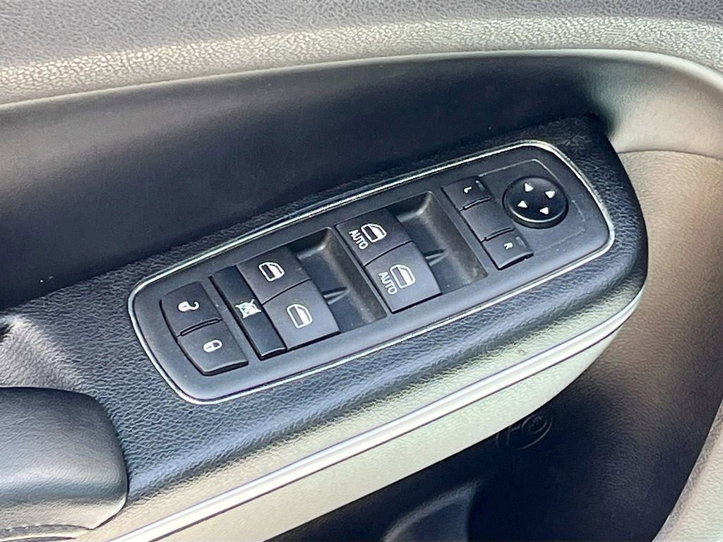Used 2020 Chrysler 300 Touring w/ Sport Appearance Package image 17