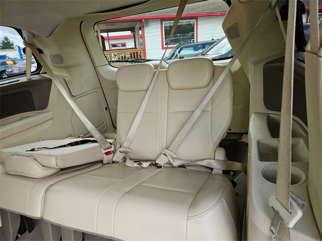 Used 2010 Volkswagen Routan SE image 13