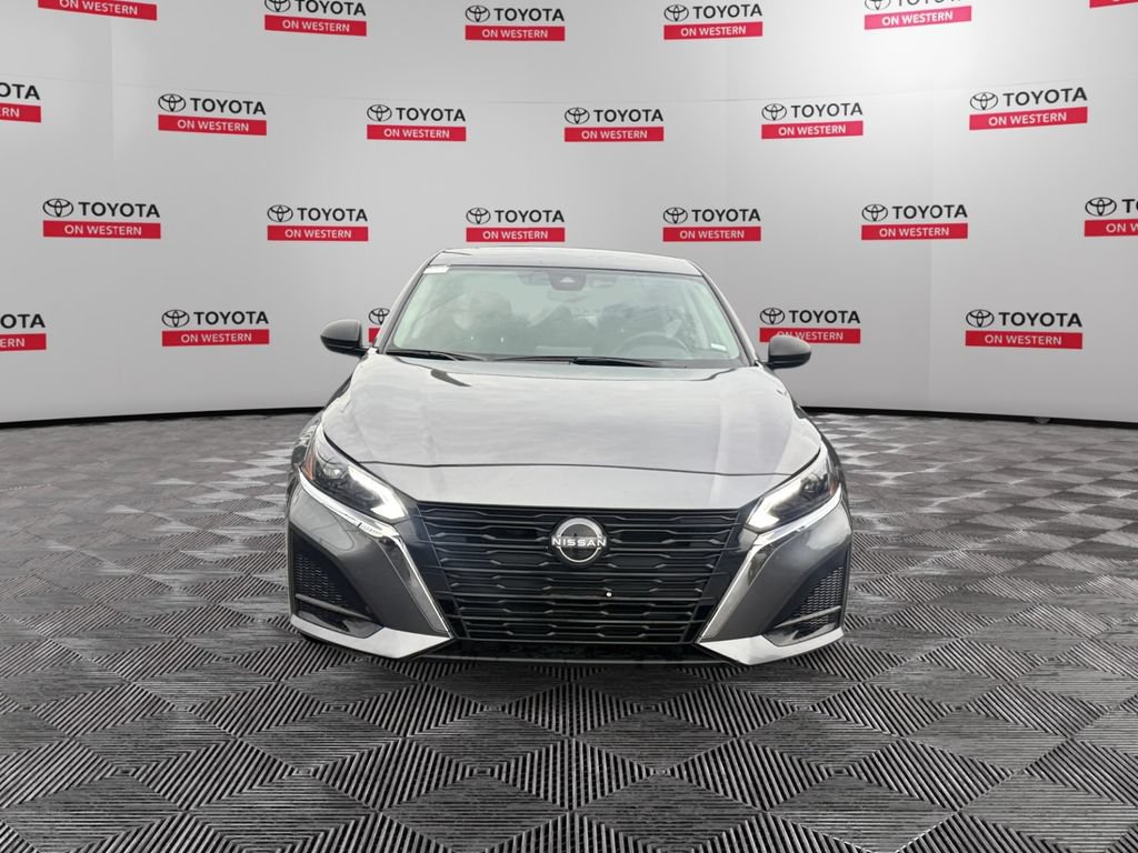 Used 2025 Nissan Altima 2.5 SV FWD image 2