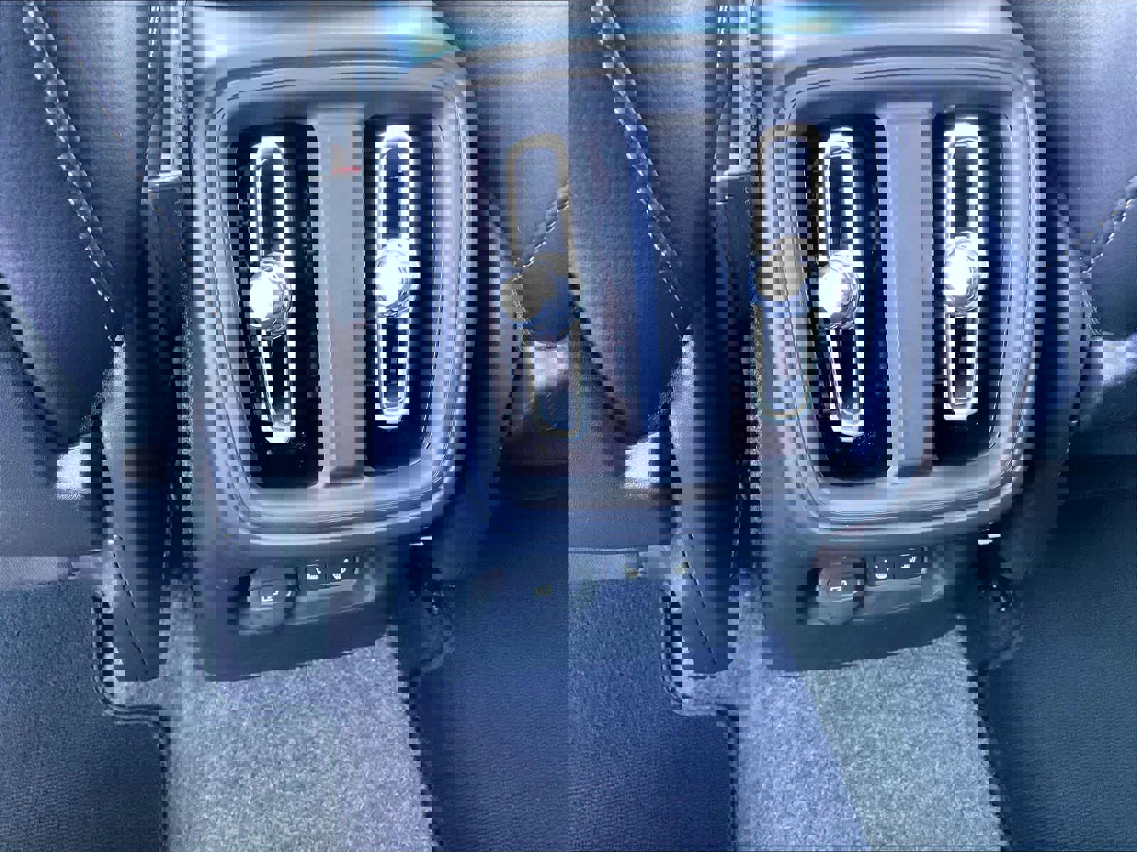 Used 2025 Volvo XC40 B5 Plus image 37