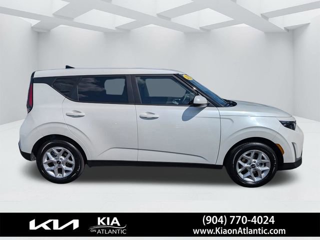 Used 2025 Kia Soul LX w/ LX Technology Package FWD image 2