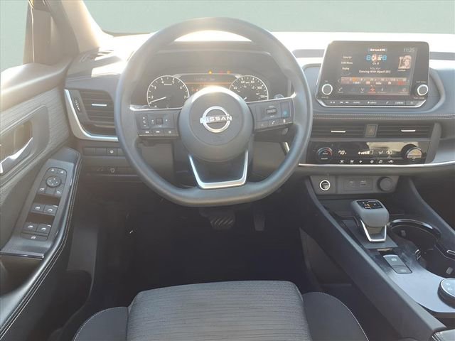 Used 2023 Nissan Rogue SV image 4