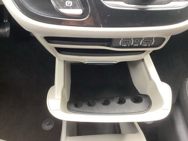 Used 2022 Chrysler Voyager LX image 23