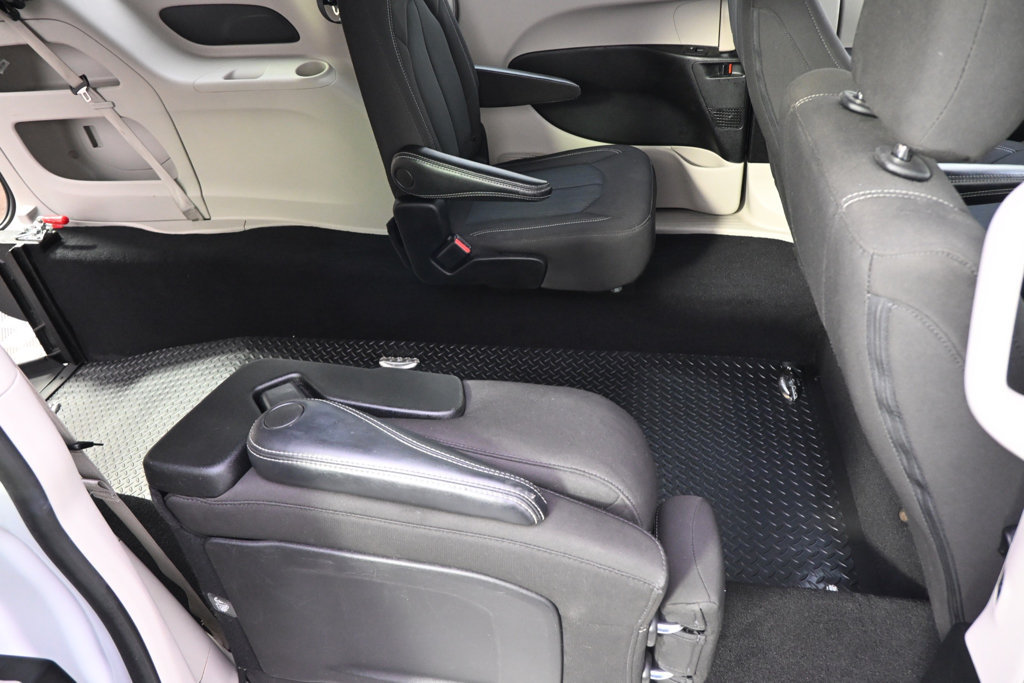 Used 2023 Chrysler Voyager LX FWD image 17