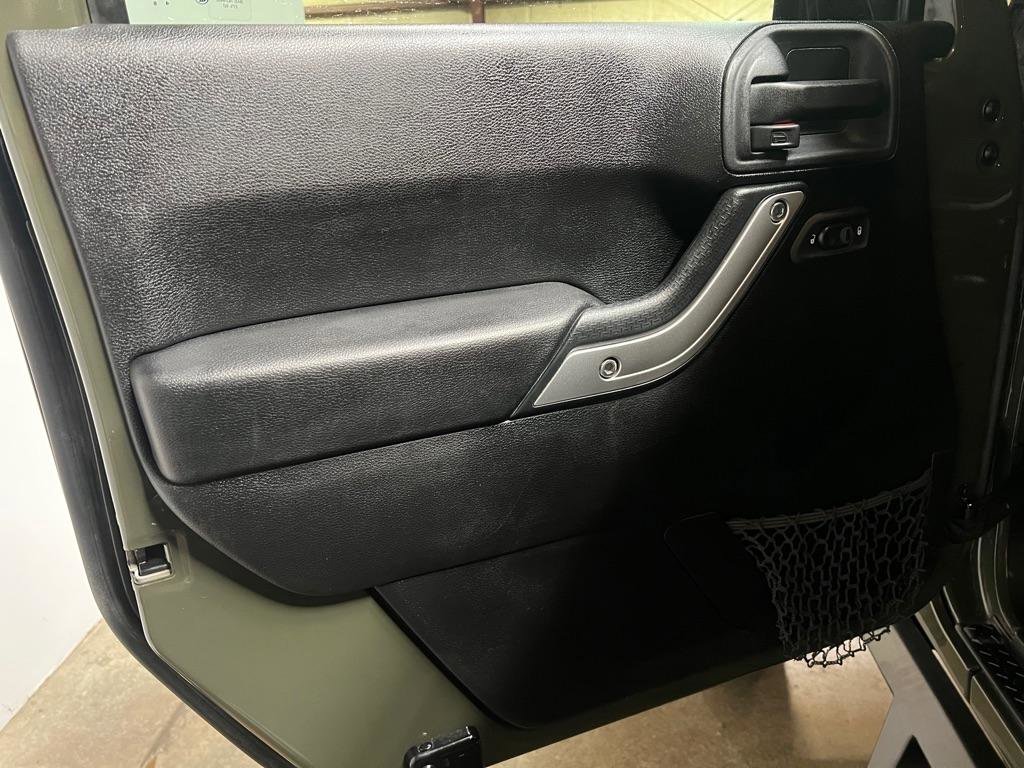 Used 2015 Jeep Wrangler Unlimited Rubicon w/ Connectivity Group image 26