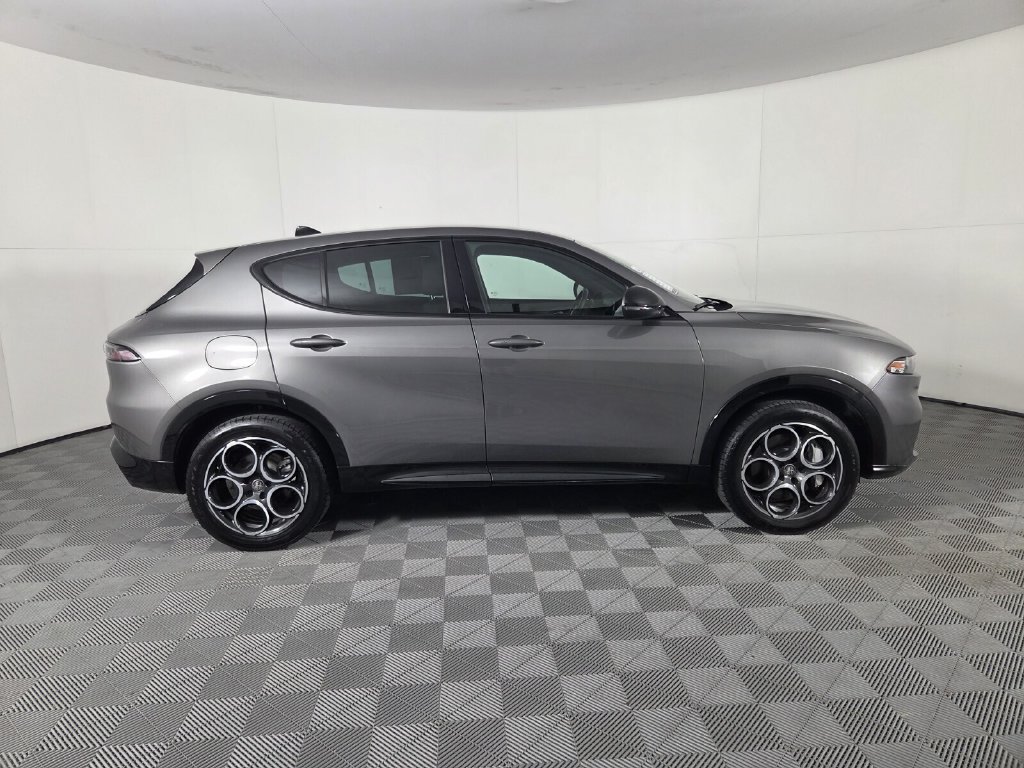 Used 2025 Alfa Romeo Tonale w/ Premium Package AWD/4WD image 5