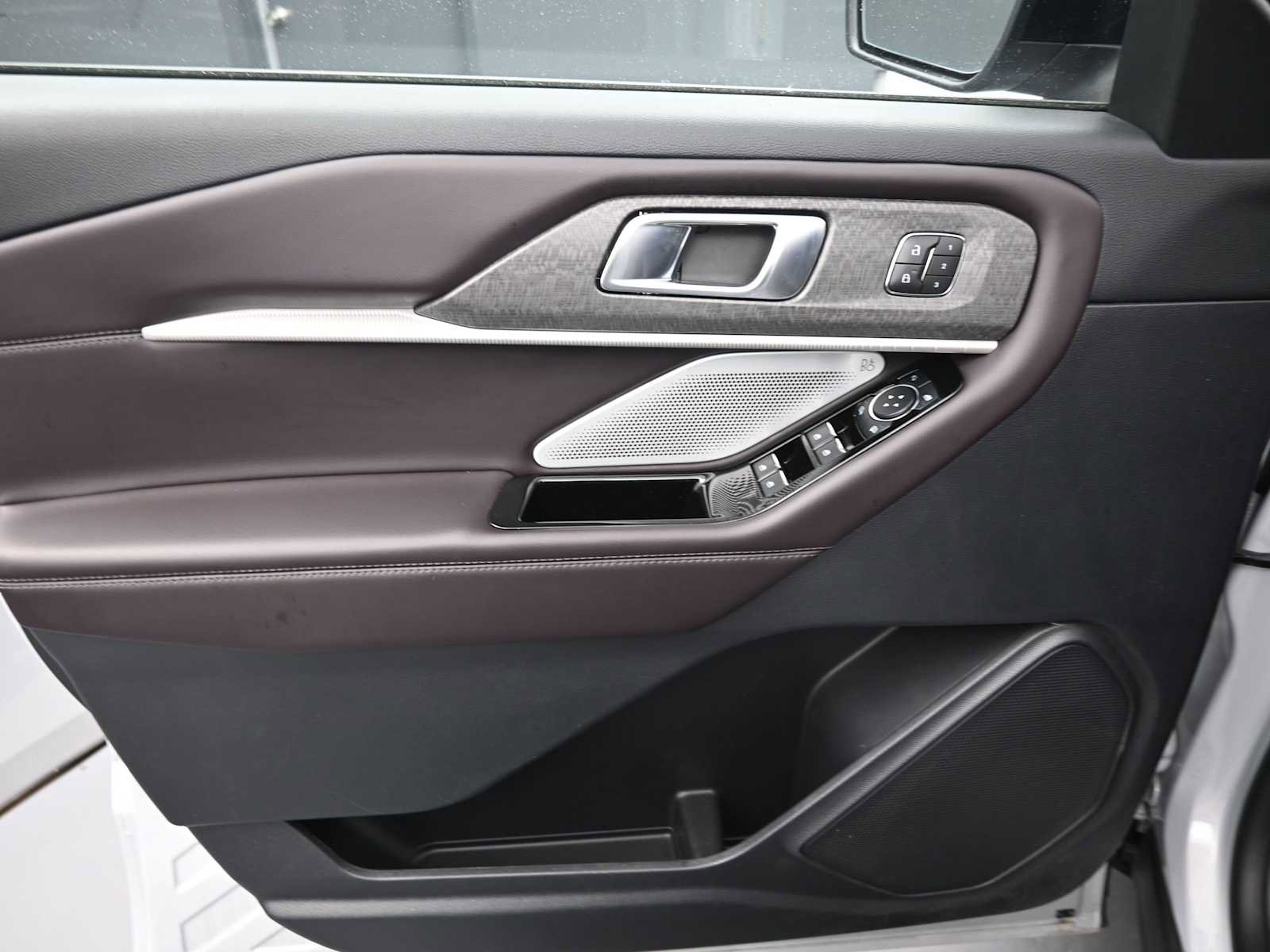 Used 2025 Ford Explorer Platinum image 12