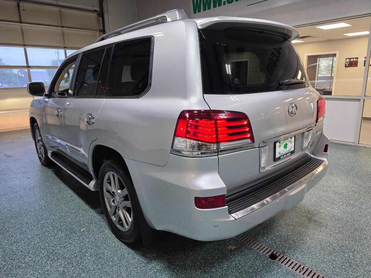 Used 2013 Lexus LX 570 4WD w/ Luxury Pkg w/Pre-crash image 9