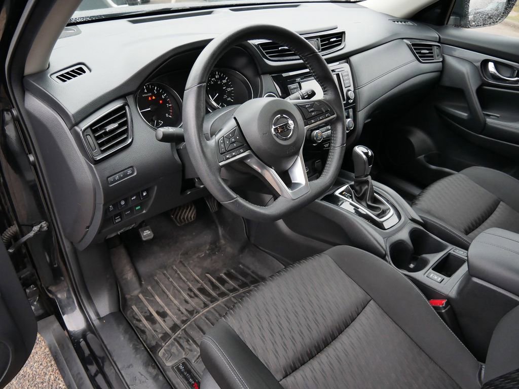 Used 2020 Nissan Rogue SV image 2