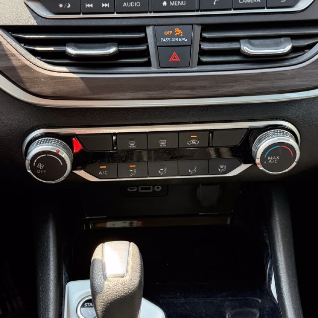 Used 2024 Nissan Altima 2.5 SV FWD image 24