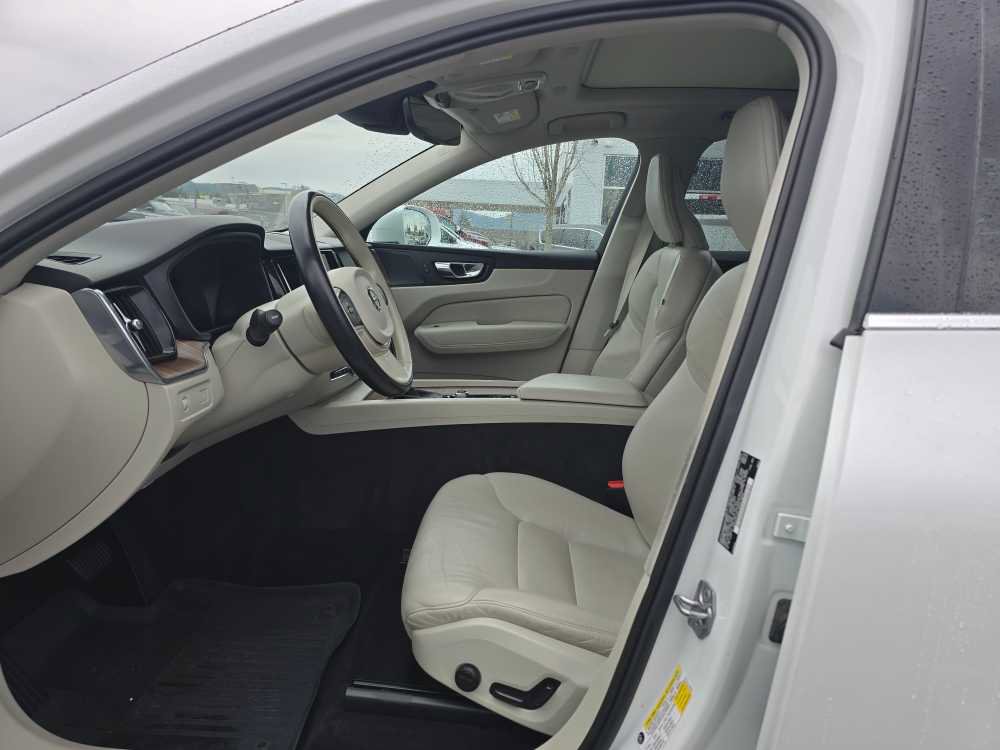 Used 2021 Volvo XC60 T5 Momentum w/ Advanced Package image 9