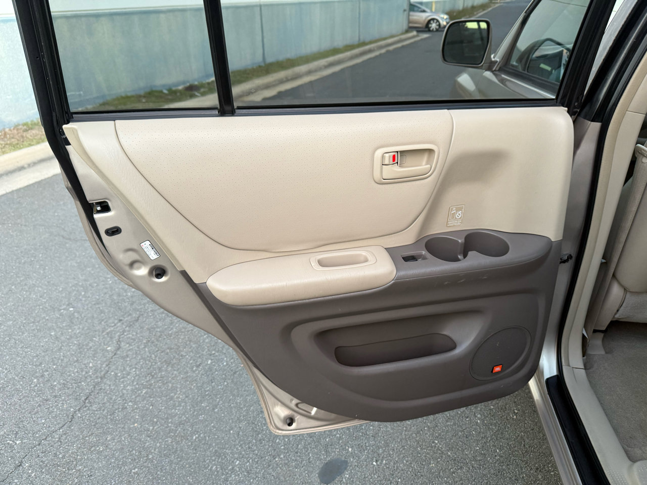 Used 2005 Toyota Highlander 4WD V6 w/ 3rd Row image 17