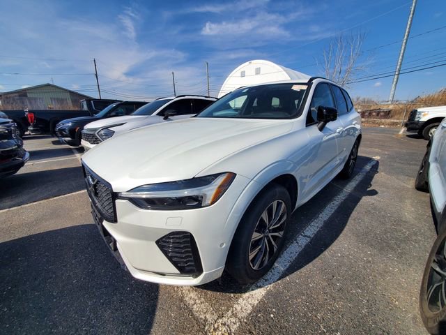 Used 2025 Volvo XC60 B5 Plus image 2